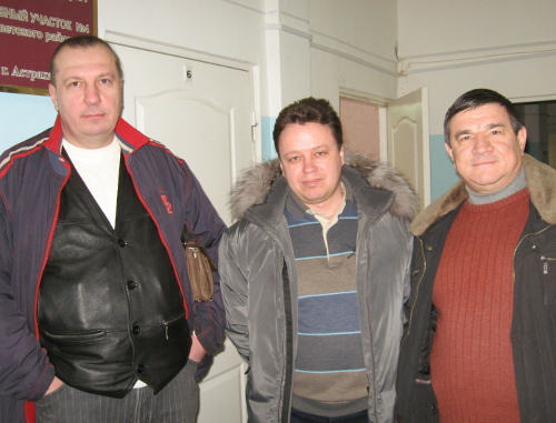 Journalists Oleg Teplischev and Vyacheslav Yaschenko, and Evgeniy Dunaev, a member of the "Spravedlivaya Rossiya" (Fair Russia) Party, Astrakhan, December 24, 2012. Photo by Elena Grebenyuk for the "Caucasian Knot"