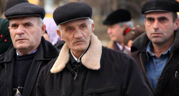 Villagers of Khrakh-Uba at the rally on May 23, 2011 in Makhachkala. Photo by Anvar Kurbanmagomedov, http://xpax.info