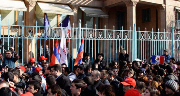 Participants of the action "Mercy" in gratitude to French Government for adoption of the law criminalizing denial of Armenian genocide near the building of the French Embassy in Yerevan, January 24, 2012, Photo: © PanARMENIAN Photo/Tigran Mehrabyan