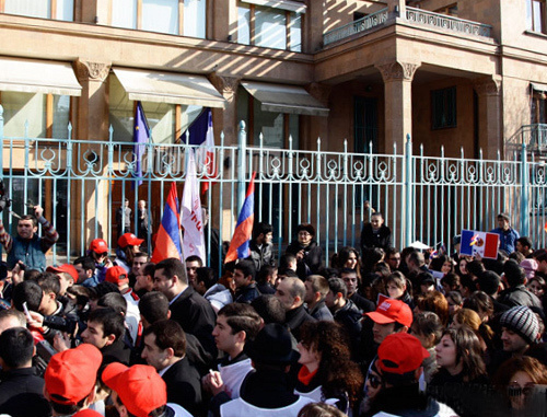 Participants of the action "Mercy" in gratitude to French Government for adoption of the law criminalizing denial of Armenian genocide near the building of the French Embassy in Yerevan, January 24, 2012, Photo: © PanARMENIAN Photo/Tigran Mehrabyan