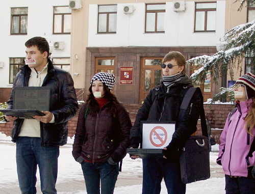 Participants of protest action of Sochi bloggers and civil activists against DDOS-attacks on local civil Internet resources, Sochi, February 2, 2012. Photo by Semyon Simonov for the "Caucasian Knot"