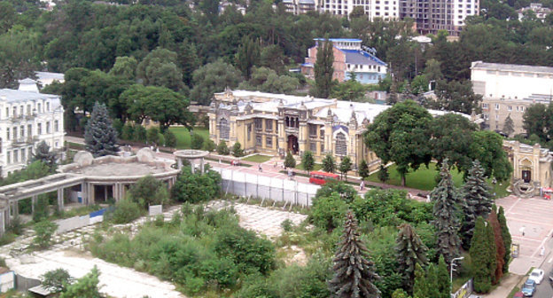 Kislovodsk, view over the Kurortny Boulevard; in the foreground - a site with an unfinished retail and leisure complex, abandoned for about ten years, July 2011. Photo by Konstantin Olshanskiy for the "Caucasian Knot"