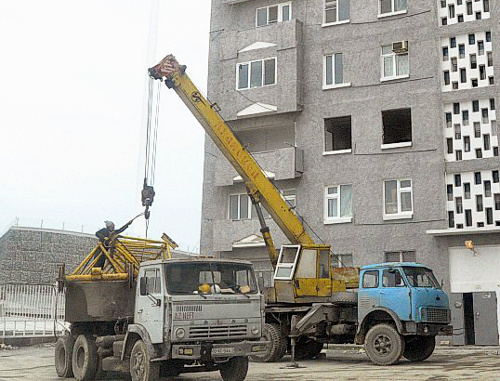 Start of dismantling No. 5 in Agil Guliev Street in Baku, February 8, 2012. Courtesy of the IA "Turan"