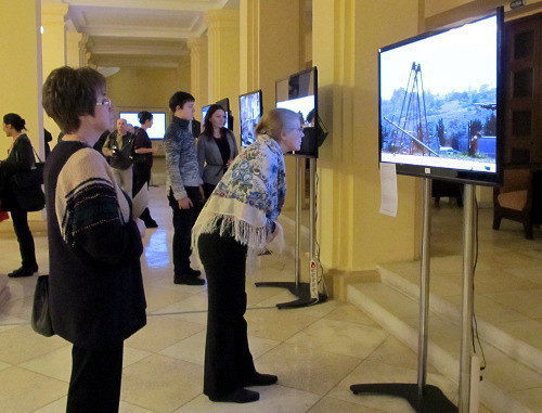 Visitors of the video art exhibition "Echo-Eco", Sochi, Winter Theatre, February 5, 2012. Photo by Tatiana Ukolova for the "Caucasian Knot"