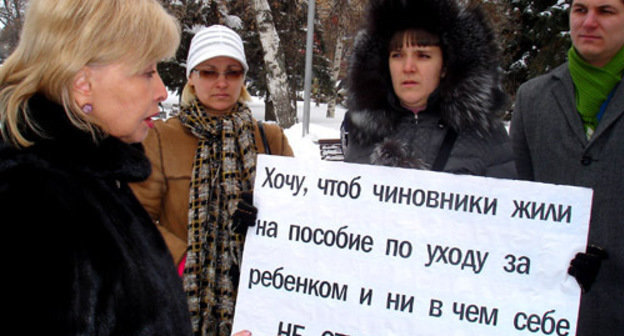 Picket with a demand of better access and higher quality of preschool education in Volgograd, February 24, 2012; Natalia Latyshevskaya, a Deputy of the Volgograd Regional Duma, addresses the protesters. Photo by Tatiana Filimonova for the "Caucasian Knot"