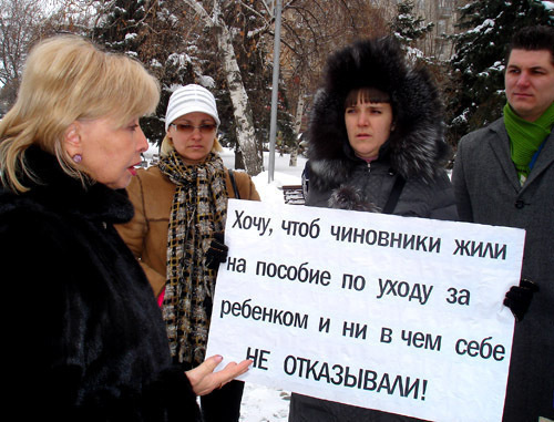 Picket with a demand of better access and higher quality of preschool education in Volgograd, February 24, 2012; Natalia Latyshevskaya, a Deputy of the Volgograd Regional Duma, addresses the protesters. Photo by Tatiana Filimonova for the "Caucasian Knot"