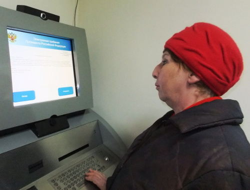 Nina Dubovaya sends a letter to President of Russia through the terminal installed in the division of letters at No. 23 Sovetskaya Street in Sochi, February 24, 2012. Photo by Svetlana Kravchenko for the "Caucasian Knot"