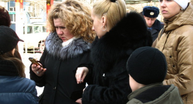 Astrakhan, No. 151 Nikolai Ostrovsky Street, February 27, 2012, relatives and friends of the residents of the collapsed house in the place of the tragedy. Photo by Vyacheslav Yaschenko for the "Caucasian Knot"