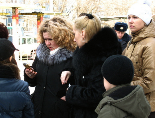 Astrakhan, No. 151 Nikolai Ostrovsky Street, February 27, 2012, relatives and friends of the residents of the collapsed house in the place of the tragedy. Photo by Vyacheslav Yaschenko for the "Caucasian Knot"