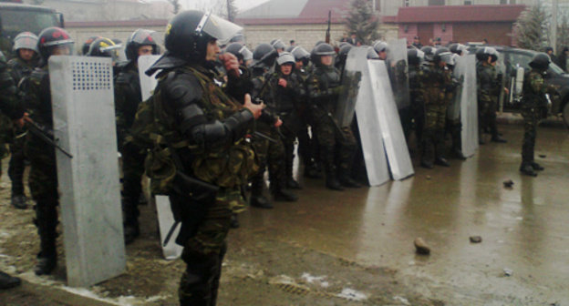 Azerbaijan, March 1, 2012, confrontation in Guba near a police station. Photo by Faik Medjid for the "Caucasian Knot"