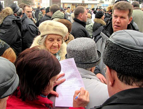 Participants of a rally sign up sheets in support of hunger-striking candidates to Lermontov City Council, Stavropol Territory, February 26, 2012. Courtesy of the e-cat.livejournal.com