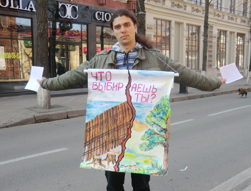 Krasnodar, March 17, 2012; a solo picket in support of Suren Gazaryan and Evgeniy Vitishko, activists of the "Ecological Watch for Northern Caucasus", and their lawyer Victor Dutlov. Photo by Natalia Dorokhina for the "Caucasian Knot"