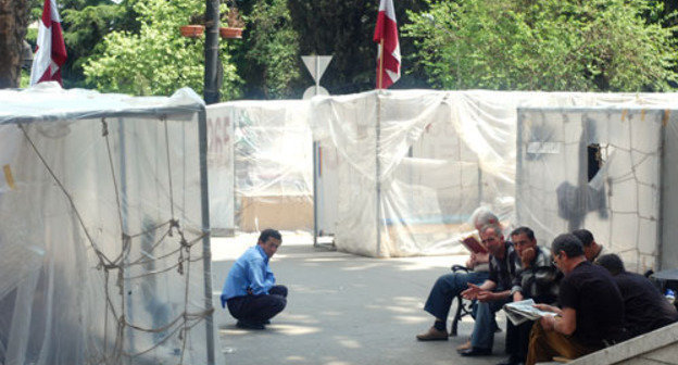 Tbilisi, Rustaveli avenue, camp of opposition. 15 May 2009. Photo of "Caucasian Knot"