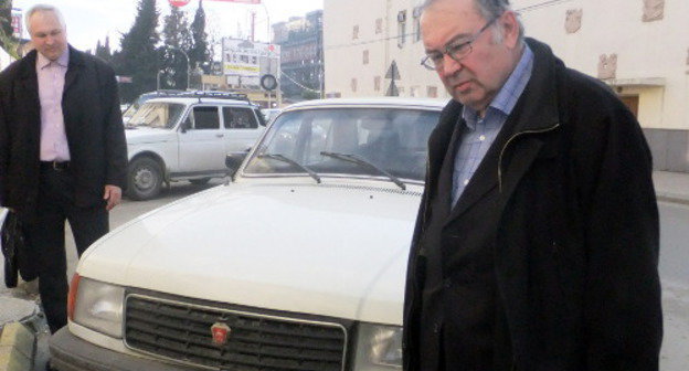 Yuri Mayevsky and his advocate Igor Kurochkin inspect the car, which was used by criminals to transport the body of murdered Antonina Mayevskaya, Sochi, April 1, 2012. Photo by Svetlana Kravchenko for the "Caucasian Knot"