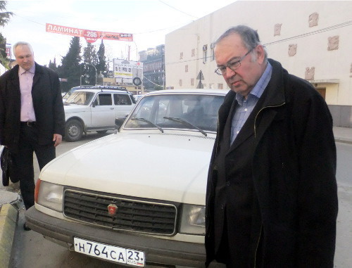 Yuri Mayevsky and his advocate Igor Kurochkin inspect the car, which was used by criminals to transport the body of murdered Antonina Mayevskaya, Sochi, April 1, 2012. Photo by Svetlana Kravchenko for the "Caucasian Knot"