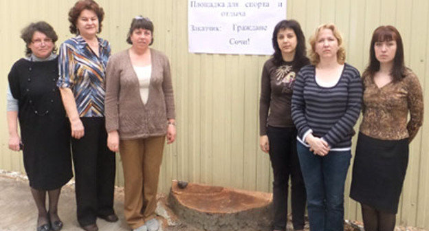 Picket of the teachers from the Centre for Creative Development and Humanitarian Education in Krasnoarmeyskaya Street in Sochi, April 9, 2012. Photo by Svetlana Kravchenko for the "Caucasian Knot"