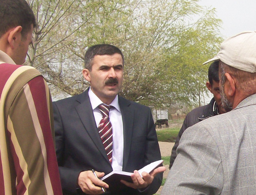 Oktai Gyulalyev (centre), the coordinator of the office of the civil society "Kura" talks to villagers of Minbashi, Sabirabad District of Azerbaijan, April 8, 2012. Photo by Nasrullah Nurullaev, a member of the office of the civil society "Kura"