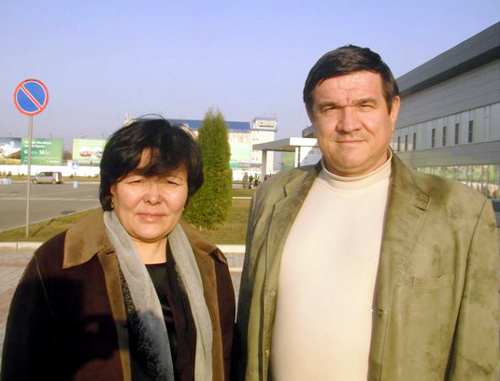 Political hunger-strikers in Astrakhan: Saule Berkimbaeva, editor of magazine "TSJ Chairman", and Evgeniy Dunaev, assistant to Oleg Shein, a State Duma Deputy, Astrakhan, April 9, 2012. Photo from the blog of Evgeniy Dunaev, http://dunaev-es.livejournal.com/