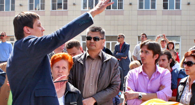 Dmitry Gudkov, a State Duma Deputy from the "Spravedlivaya Rossiya" (Fair Russia) Party at the meeting with hunger-strikers and residents of Astrakhan, which transformed into an improvised rally. Photo by Alexander Kozlov, http://ko-07.livejournal.com