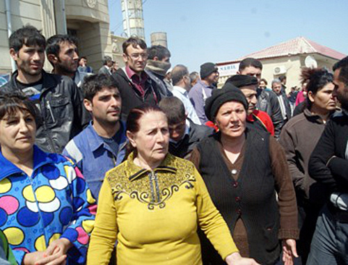 Local residents are trying to defend their houses from demolition. Azerbaijan, Sulu-Tepe, April 6, 2012. Photo from azadliq.info