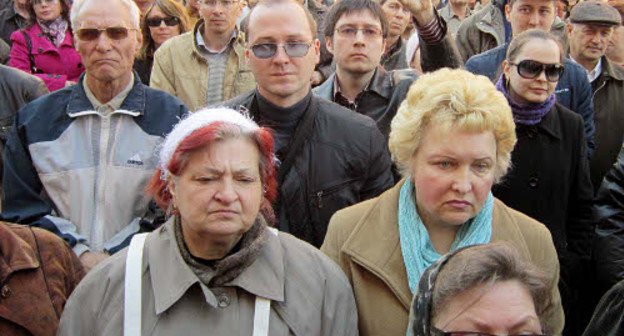 Residents of Astrakhan rallying at the City Administration on the day of arrival of Sergey Mironov and Nikolai Levichev, Russian State Duma Deputies from "Spravedlivaya Rossiya" (Fair Russia) to hunger-strikers, Astrakhan, March 31, 2012. Photo by Eugenia Zarinsh: http://evgeniy-zarinsh.livejournal.com