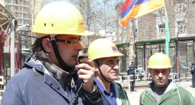 Activists of the initiative group "Brigade" in the Mashtots Park; the political scientist Andreas Gukasyan is on the left, Yerevan, April 15, 2012. Photo by Armine Martirosyan for the "Caucasian Knot"