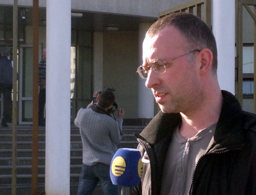 Alexander Vassiliev, the advocate of the defendant Yuri Tikhomirov, gives interviews to reporters outside the Lublin Court House in Moscow, April 17, 2012. Photo by Yulia Buslavskaya for the "Caucasian Knot"