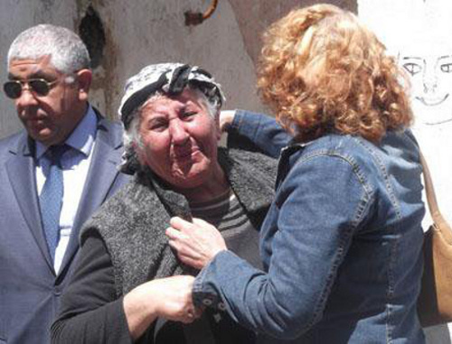 Shirinbadji Alieva (center) evicted from her house at 211Mirza Aga Aliev Street, Baku, April 23, 2012. Photo: www.musavat.com