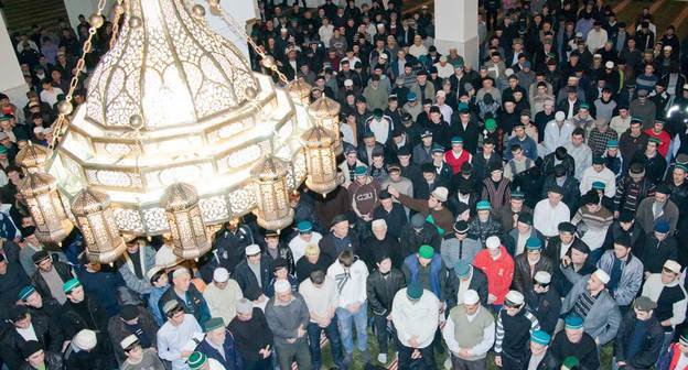 Holiday mavlid in Juma Mosque in Makhachkala, February 2010. Photo: http://www.islamdag.ru