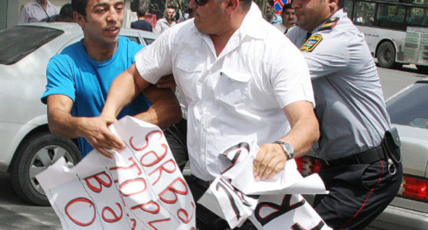 Policemen detain a participant of an oppositional action, Baku, May 14, 2012. Photo by IA "Turan"