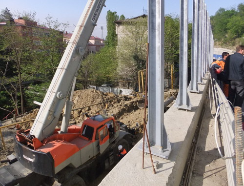 Road-in-construction surrounds all residential and social facilities, leaving no pavements. No. 2 in 20th Mountain Division Street is back to back to the road, Sochi, May 14, 2012. Photo by Svetlana Kravchenko for the "Caucasian Knot"