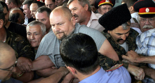 Policemen breaks protesters' cordon at the Exhibition Hall, Krasnodar, May 15, 2012. Photo by Andrei Koshik for the "Caucasian Knot"