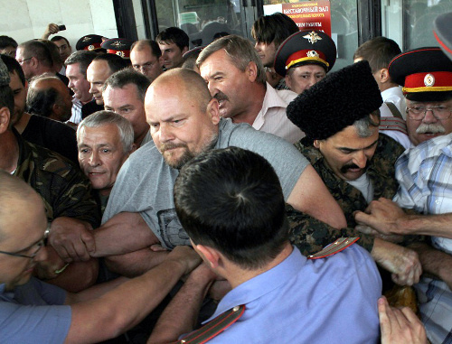 Policemen breaks protesters' cordon at the Exhibition Hall, Krasnodar, May 15, 2012. Photo by Andrei Koshik for the "Caucasian Knot"