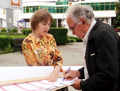  Irina Brovkina's solo picket demanding resignation of Mayor, Anatoly Pakhomov. Residents of Sochi approach her and sign the poster, Sochi, May 17, 2012. Photo by Svetlana Kravchenko for the "Caucasian Knot"