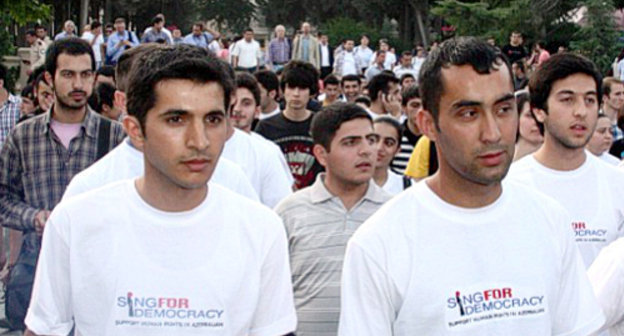 Azerbaijan, Baku, May 23, 2012, participants of the walk-protest in white T-shirts with inscription "Sing for Democracy". Photo by the IA "Turan"