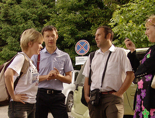 Eugenia Chirikova, Victor Dutlov and Suren Gazaryan at the Tuapse District Court on the day of preliminary hearing on the case of damaging the fence around the cottage of Tkachov, Governor of the Krasnodar Territory, Tuapse, May 15, 2012. Photo by Maria Ukhova: http://maryukhova.livejournal.com

 