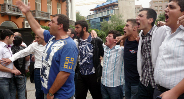 Opponents of the action "Cultural Diversity" in front of the building of the Union of Artists, Yerevan, May 21, 2012. Photo by Armine Martirosyan for the "Caucasian Knot"