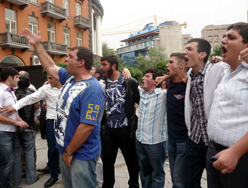 Opponents of the action "Cultural Diversity" in front of the building of the Union of Artists, Yerevan, May 21, 2012. Photo by Armine Martirosyan for the "Caucasian Knot"