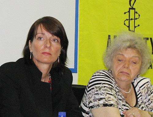 Friederike Behr (left), expert of the Amnesty International for Russia, at a press conference in Moscow on May 24, 2012. Photo by Natalia Krainova for the "Caucasian Knot"