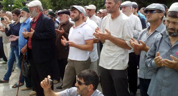 Rally demanding inquiry into the murder of Gamzatov brothers and their nephew Magomed Omarov, Makhachkala, May 24, 2012. Photo by Akhmed Magomedov for the "Caucasian Knot"