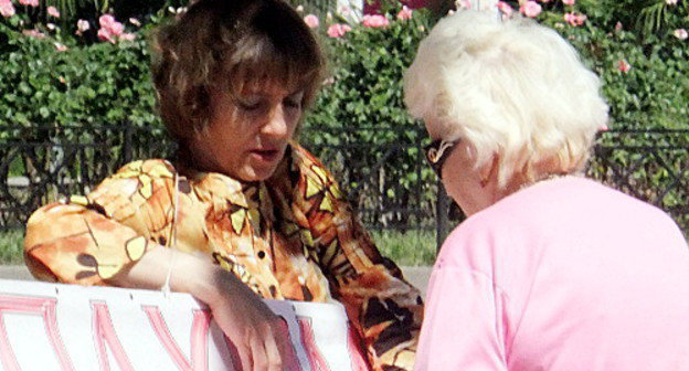 Irina Brovkina collecting signatures for resignation of Mayor during her solo picket, Sochi, May 28, 2012. Photo by Svetlana Kravchenko for the "Caucasian Knot"