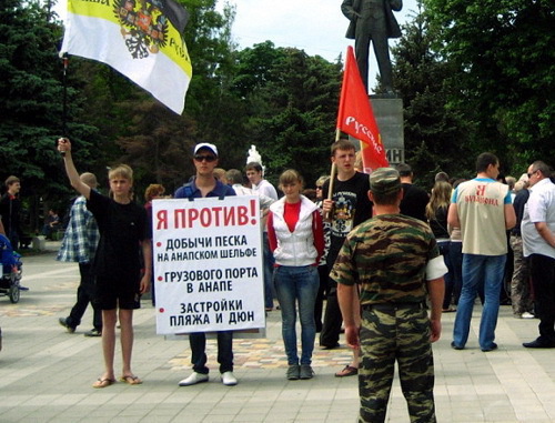 Collection of signatures against extracting sand from the shelf; the poster runs: "I'm against extracting sand mining from Anapa shelf, building cargo port in Anapa and building on beach and dunes!" Anapa, May 27, 2012. Photo by Svetlana Pankova: http://ewnc.org