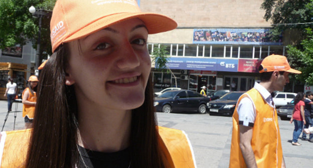 Margarita Karapetyan, a participant of the flashmob "Anticorruption", Yerevan, May 29, 2012. Photo by Armine Martirosyan for the "Caucasian Knot"