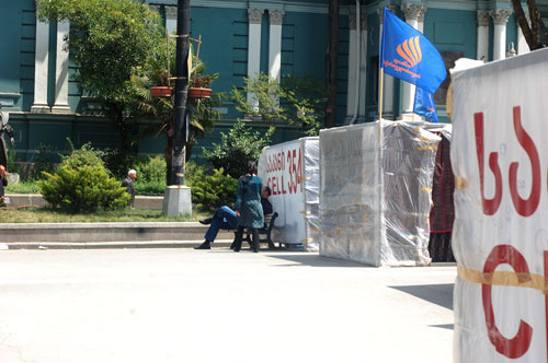 Tbilisi, Rustaveli avenue, camp of opposition. 15 May 2009. Photo of "Caucasian Knot"