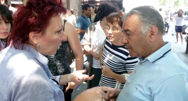 Residents of Yerevan discuss, during a protest action, dismantling of the indoor marketplace, Yerevan, May 28, 2012. Photo by Armine Martirosyan for the "Caucasian Knot"

 