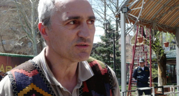 Film director Tigran Khzmalyan, a member of the initiative group "Brigade", at a protest rally in the Mashtots Park, Yerevan, April 15, 2012. Photo by Armine Martirosyan for the "Caucasian Knot"

 