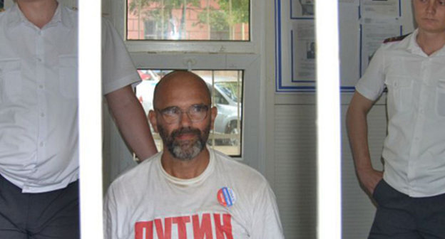 Detained activist Victor Chirikov (center) at a stationary police station in Krasnodar, June 12, 2012. Courtesy of http://vk.com/otkroy_glaza_kuban