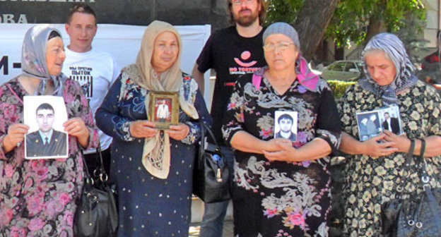 Chechnya, Grozny, June 26, 2012; human rights activists and relatives of kidnapped people hold picket in Journalists' Mini-Park in support of victims of violence. Courteasy of the press service of the Inter-Regional Committee against Torture, http://www.pytkam.net