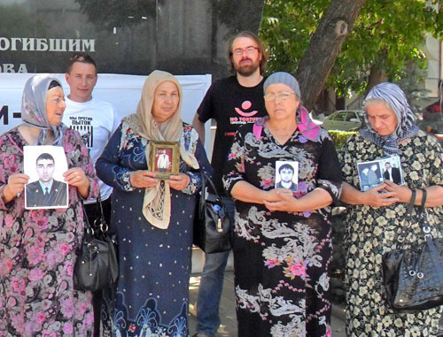 Chechnya, Grozny, June 26, 2012; human rights activists and relatives of kidnapped people hold picket in Journalists' Mini-Park in support of victims of violence. Courteasy of the press service of the Inter-Regional Committee against Torture, http://www.pytkam.net