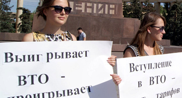 Sanctioned picket against Russia's accession to the WTO, held by a Komsomol organization in Lenin Square; Volgograd, July 3, 2012. Photo by Tatiana Filimonova for the "Caucasian Knot"